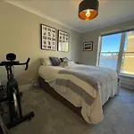 Superb Central London Riverside Flat With Balcony In Limehouse