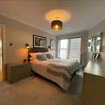 Superb Central London Riverside Flat With Balcony In Limehouse