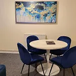 Garland Modern Spacious Flat, London