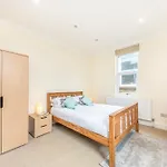 Stylish & Spacious 3 Bed Victorian House Sleeps Up To 7 - Near O2, Museums, Excel, Mazehill Station 12 Mins Direct Into London Bridge