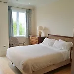 Beautiful Apartment With Underground Parking, Balcony In Kew, Richmond London