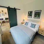 Forge Cottage - Pretty 1 Bedroom Cottage With Free Off Street Parking