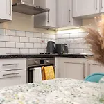 Modern 2 Bed Attic Apartment In Brixton