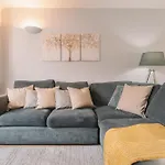 Modern Flat By The Underground.
