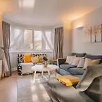Modern Flat By The Underground.