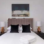 Deluxe South Central London Apartment