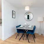 Deluxe South Central London Apartment
