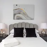 Deluxe South Central London Apartment