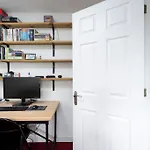 Victoria Park 2 Bedroom House W/ Garden & Parking