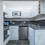 City Of London - Lovely Two Bedroom Apartment