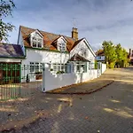 NEW Cosy 2 Bedroom Detached House West Finchley