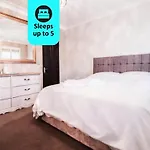 Chic 3-Bedroom Family Retreat In Stratford, Fast Internet And Near Shops