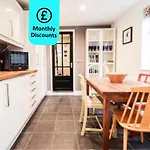 Chic 3-Bedroom Family Retreat In Stratford, Fast Internet And Near Shops