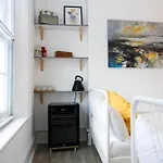 Stylish Rooms 1-Minute Walk To Camden Town Metro, Shops, Cafes, Bars & Restaurants With Shared Bathrooms