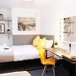Stylish Rooms 1-Minute Walk To Camden Town Metro, Shops, Cafes, Bars & Restaurants With Shared Bathrooms
