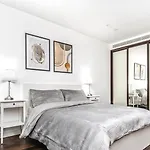 Stunning 2 Bedroom Apartment In Tower Hill