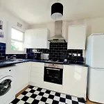 Evo View - 1 Bed Apartment - Stunning Views 3 Mins Walk Mile End Station