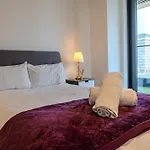Luxury Balcony Apartment, Canary Wharf