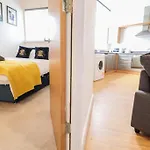 Spacious London 2 Bed Flat With Parking -10Mins From Central