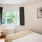 Stylish Highgate Haven Apartment