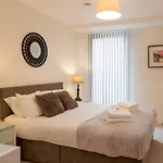 Central Tower Bridge Apartment