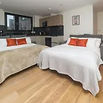 Central Tower Bridge Apartment