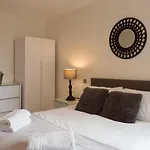 Central Tower Bridge Apartment