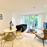 Whitechapel Superior Apartment