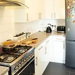 Adorable Hackney Flat With Balcony
