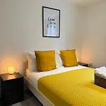 En-Suite Bedroom For Up To 4! Sofa Bed - Near Stratford