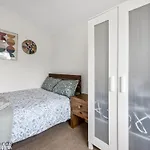 Fabolous 2 Bedroom Flat Near Westfield Shopping