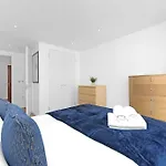 Spacious 2-Bed Apartment Short Term Rental & Flexible Renting Canary Wharf!