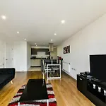 Incredible 2 Bed, 2 Bath Flat In Canary Wharf