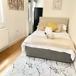 Studio Flat With Private Patio In Stratford