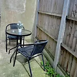 Studio Flat With Private Patio In Stratford