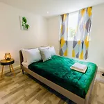 2 Bedrooms-6Guests-Veryspacious-Freeparking-Wifi