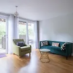 Brand New London Flat With Car Park