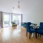 Brand New London Flat With Car Park