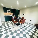 London 99 Apartment, Top Trendy Location D