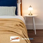 Three Bedroom Apartment At Buonomo Stays Short Lets & Serviced Accommodation Close To Wimbledon Tennis Courts