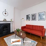 Three Bedroom Apartment At Buonomo Stays Short Lets & Serviced Accommodation Close To Wimbledon Tennis Courts