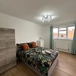 Shared Room In A Luxury 3 Bedroom Flat In Aldgate, E1!Central London