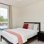 The East London Mile Quarters - Gorgeous 3Bdr Flat With Balcony