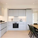The East London Mile Hideout - Trendy 3Bdr Flat With Balcony