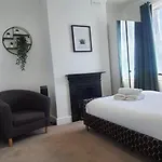 Charming Tower Bridge Apartment
