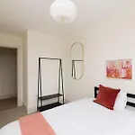 The East London Mile Quarters - Gorgeous 3Bdr Flat With Balcony