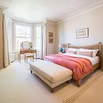 Homely 2 Bedroom Victorian Apartment In Hampstead