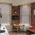 Rustic Hideout Contractor Friendly Spacious Studio