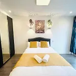 Stunning Two Bed Room Flat In Central London