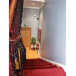 F203-Fantastic Second Flr Studio Near Hyde Park